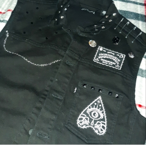 SOLD ❤️🔥Host Pick!❤️🔥Radass levis ouija board gothic horror vest! Black tag! - Picture 7 of 12